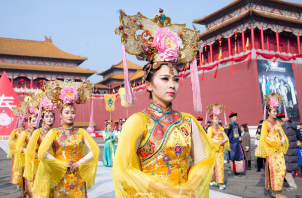 年的记忆 年又称大年,吉祥兽,历史上传说中为中国人文始祖伏羲龙马负图的那匹神秘龙马,其背上神秘的河图图案使伏羲研究出了中国文化滥觞的《易经》大年能够大量吸收宇宙中有关幸福、健康、富有等各种吉祥能量,给人们带来一年好运。公元前很久远的上古时代,因夕冒名年来侵害人间,年利用夕害怕红色、声响和光亮的特点,运用鞭炮、对联、灯笼战胜了夕。于是人类有了拜年、迎年、过年的习俗。 江南灯会 转入正题: 这是一篇关于过大年的游记。年,现在更多的是回家的记忆,更多的故事仿佛是在回家途中,对家