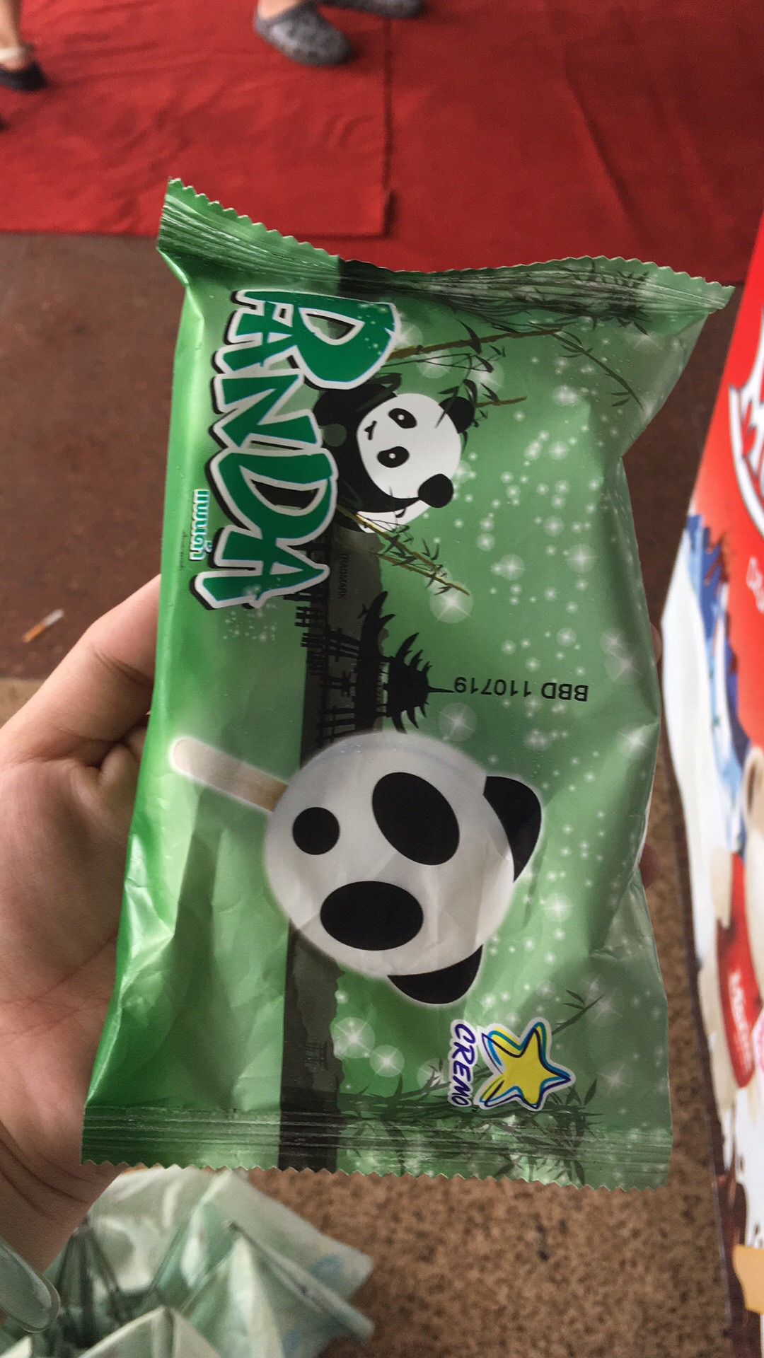 熊猫雪糕,类似国内我们小时候吃的花脸,要2万5,貌似贵了