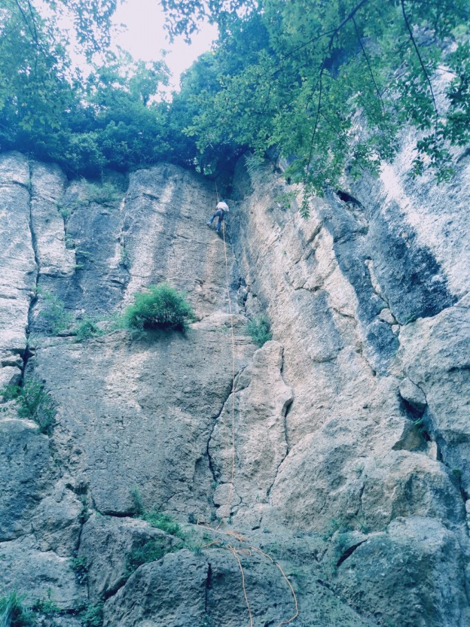 其间,有两位美女大侠(为什么称女侠,后面是有原因的)到现场看场地,据其说是周四将组团过来攀岩的。 可不和谐的一幕也来了,出现了一个老太婆居然提出要收费,一会儿说是收管理费,一会儿说是收卫生费,一会儿又说是这片山林的主人,不交费不让爬。 这么大年纪还出来讹人为了避免冲突,想着给她十元算了,可这太婆骂骂咧咧还不情愿。 这时,一旁参观的两位美女开始显示女侠风范,站出来打抱不平了。 可惜,最终女侠离开也没来得及请教女侠