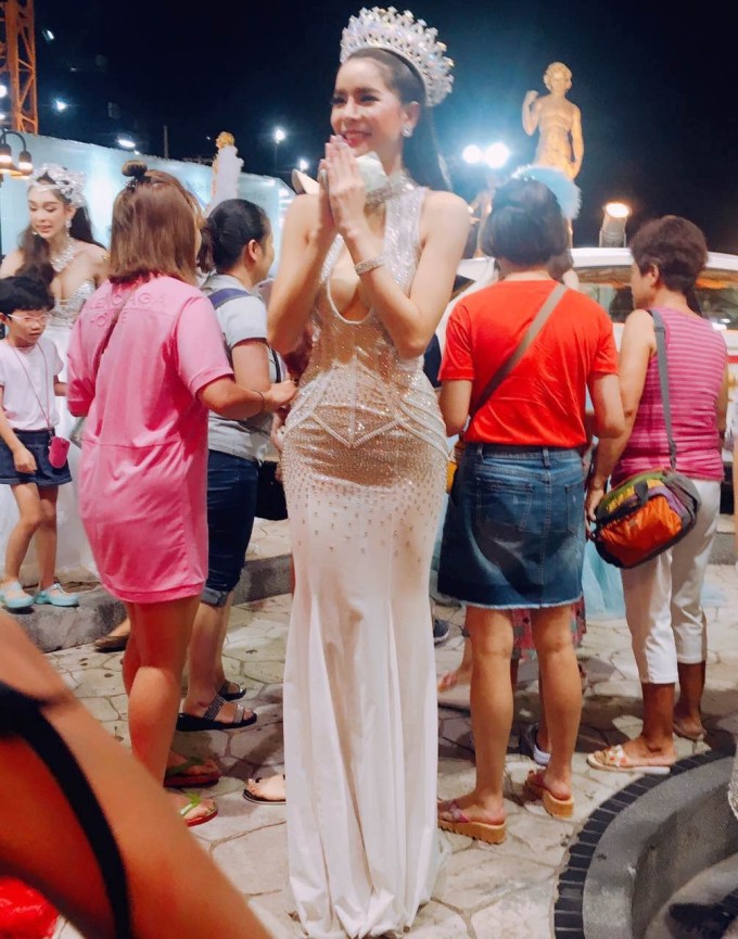 下飞机后我们在机场柜台订了一辆车 250泰铢(约50块钱)包把我们送到市区的酒店 我们5个人 我觉得挺划算的 --> 我们定的酒店在古城附近 叫摩托维洛卡宾旅店 一晚250RMB 豪华双人间 环境呢 ?我觉得一般 但干净 ,豪华肯定是没有 ,有自己的格调 。房间并没有很大 ,空调很给力 ,浴室水温不太稳定 ,没有拖鞋牙刷牙膏 ,都得自带 。旅店没有电梯 行李重的亲们慎选 旅店一共19间房而已 共5层貌似 我们分别住在3楼和4楼有一点得特别注意 就是他们旅店禁止抽烟 禁止吃榴莲和山竹 违者罚款5000泰