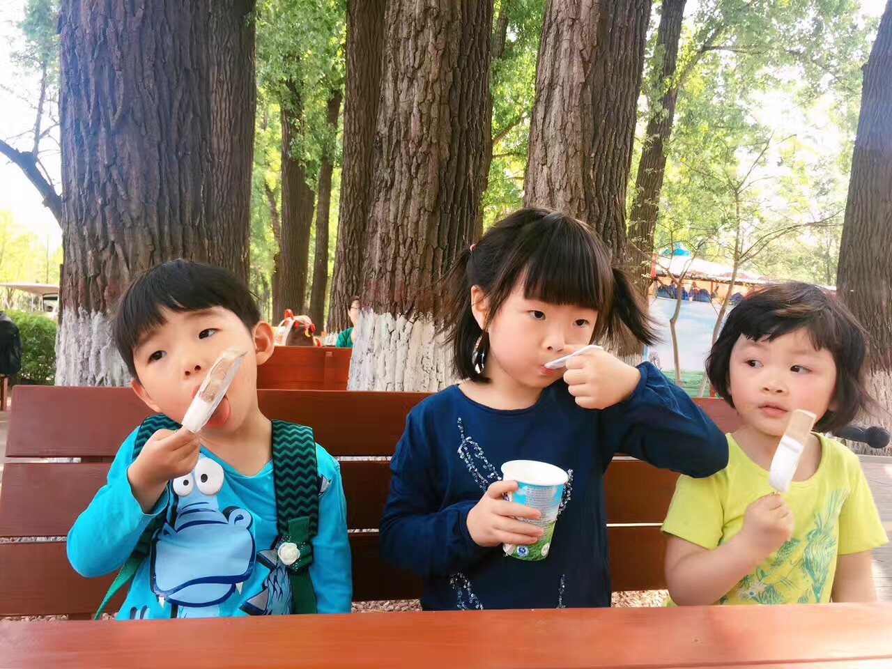 春暖花开 带着娃们大兴野生动物园走起 在北京里 这个动物园我感觉是最好的了 各方面建设的越来越规范化 有点努力接近广州长隆的感觉 野生动物园我家宝贝其实已经来过好几次啦 这次是带着弟弟和妹妹一起来玩 (吻 周六30度的高温 而且赶上有幼儿园春游 结果我们选择没坐小火车 因为排了太多人 排队估计要一个小时 再一个小时小火车时间 果断Pass掉 直接奔向笼车期间途径有猴子猩猩 狮子老虎区 还有一个动物表演场 笼车现在先是途径黑熊 然后有爱吃胡萝卜的羚羊 鹿 鸵鸟等 孩子们喂的都特开心 下了笼车解决了午饭 简单