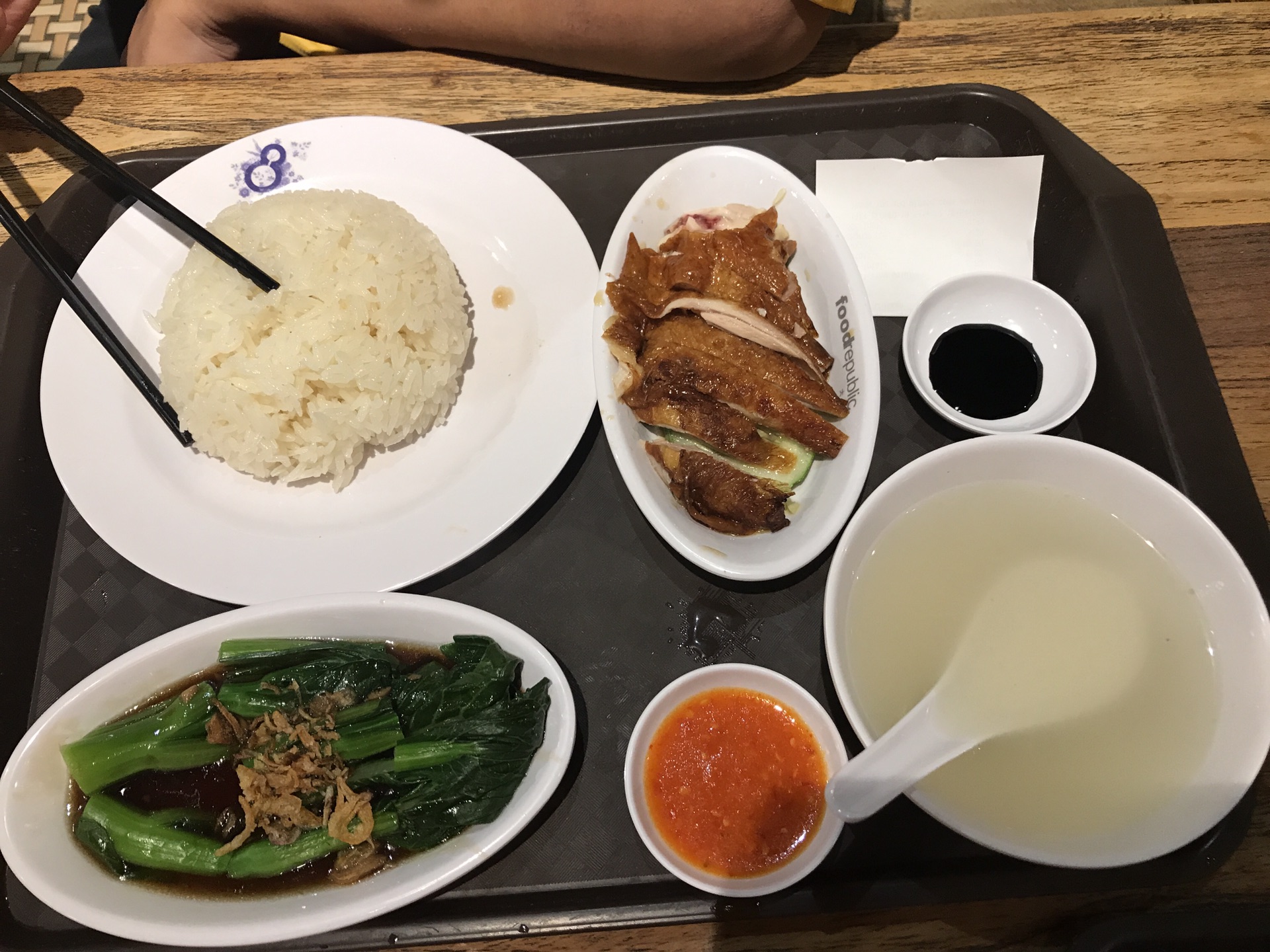 吃完饭逛街消食 我们家oli妹妹是个鞋控 她自己挑了这双亮闪闪金灿灿