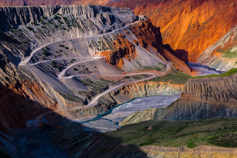 进入【奎屯大峡谷】(参观1小时),波澜壮阔的大峡谷经过河水亿万年的