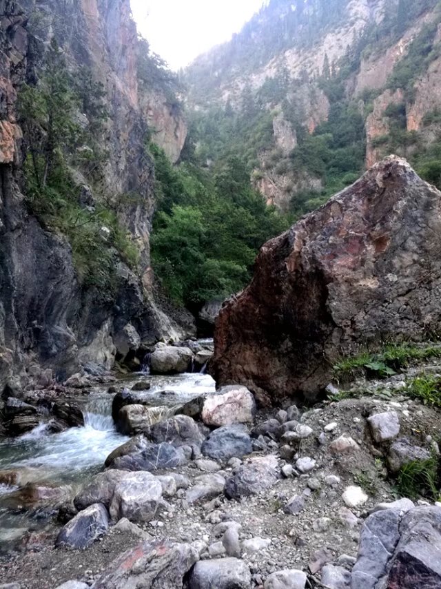 景区正在修路,一直走进去山谷幽深,两侧山崖峭立.