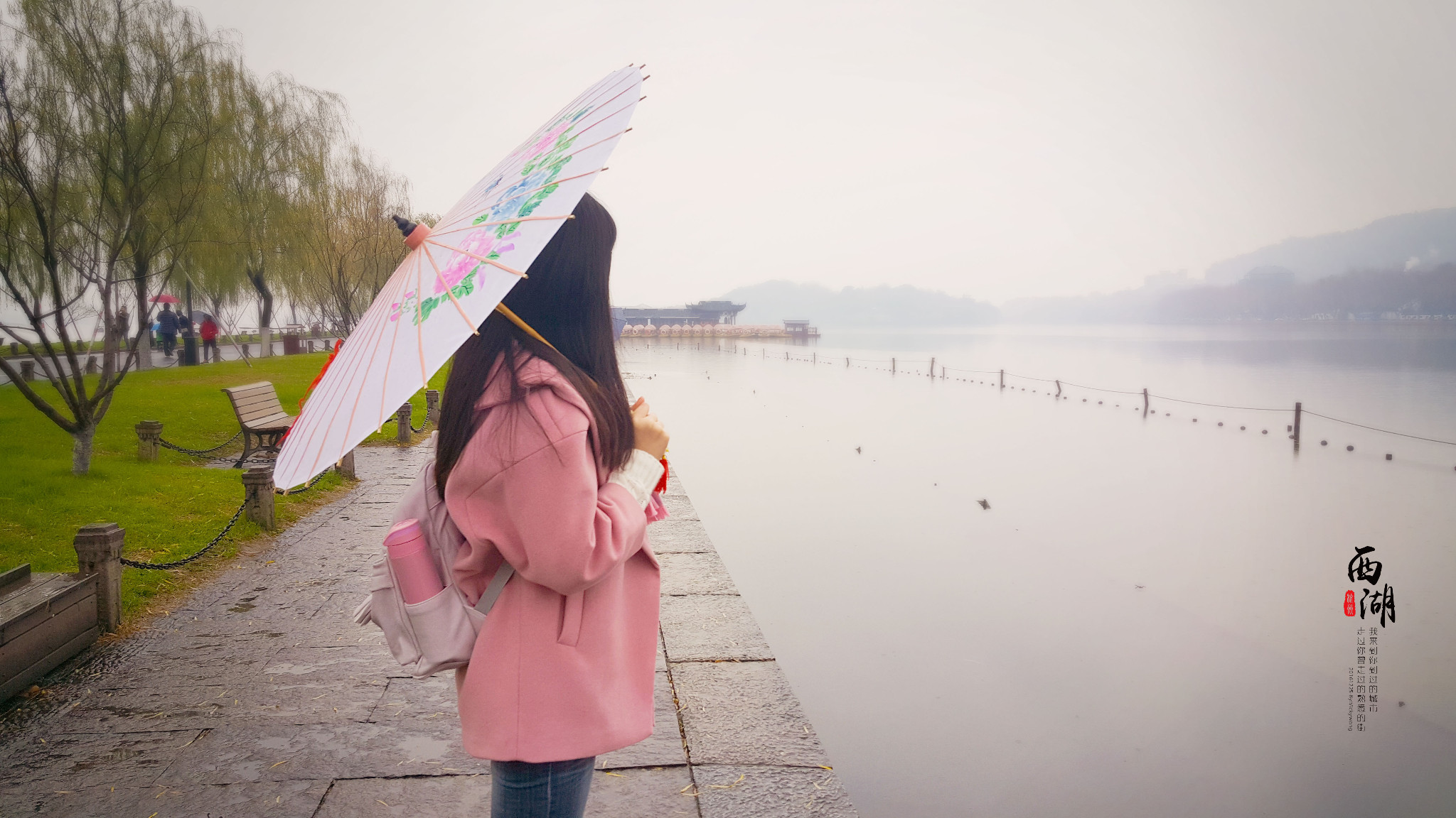 西湖断桥 下雨天也有好处,来游湖的人并不是很多,所以拍照什么的还是