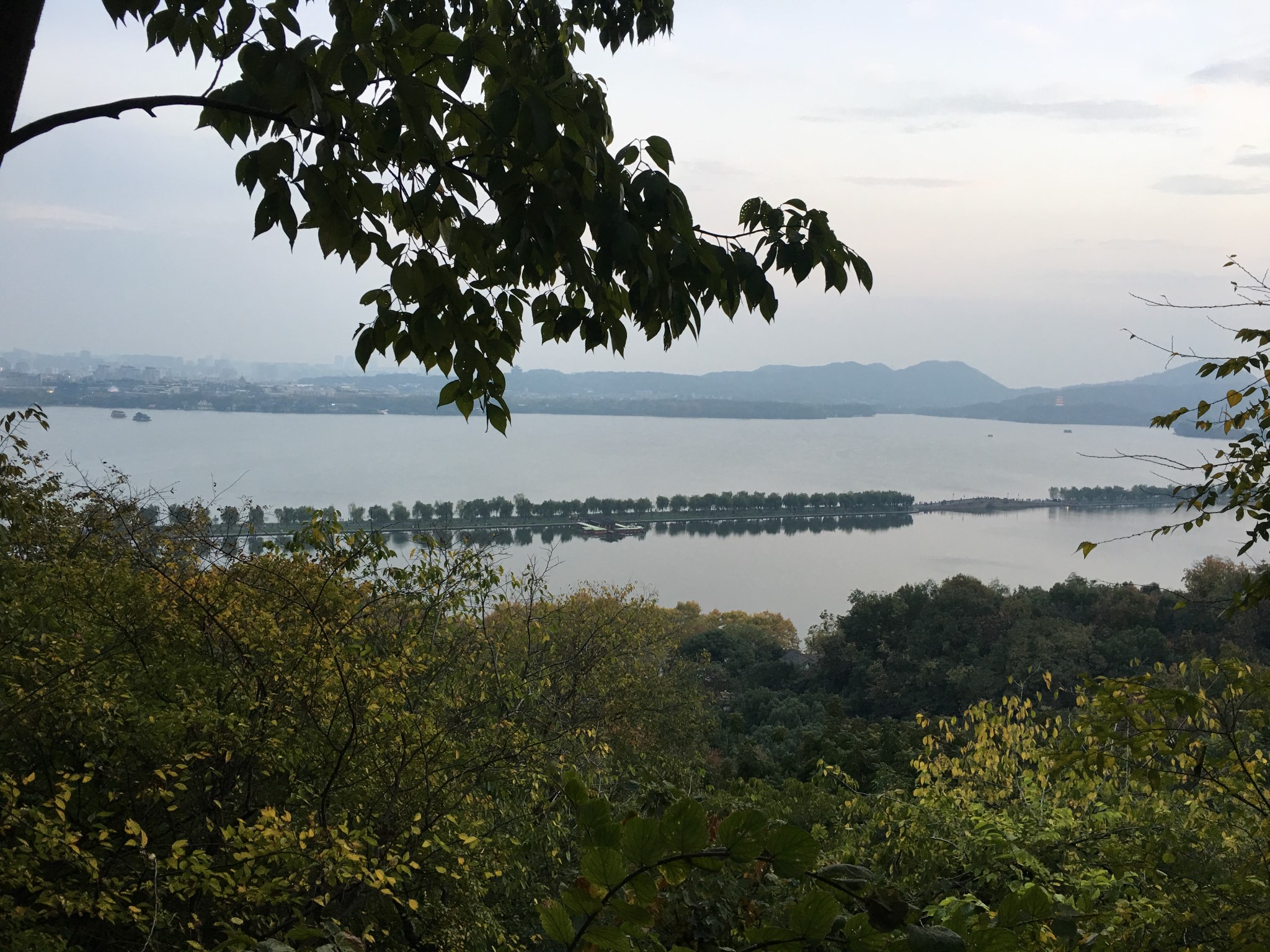 这一次去以前没有去过的宝石山,观西湖全景和保俶塔.