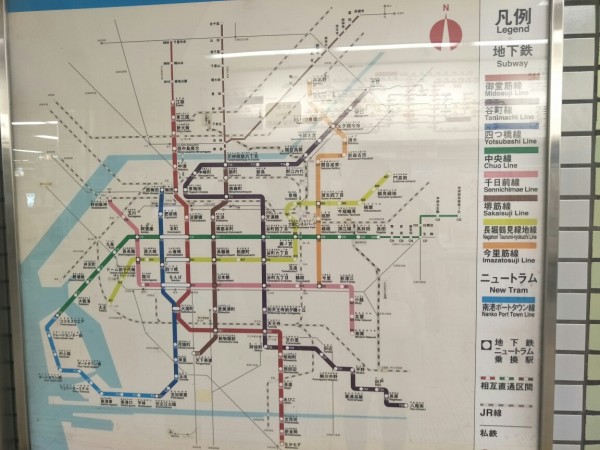 大社在维护中,还有庙会准备中,所以基本没照到什么好看的照片。再者我手已经冷僵了,完全不想从我的包包里面伸出来 感觉就是在动漫中看到的那种铁路~宇治:抹茶的世界,前往中 宇治,以抹茶而出名,到达宇治时,下午3点多,天已经开始黑了。走在街道上,找了一家家庭式的餐馆,看图点菜,点了一份晚餐,老奶奶和老爷爷特别和蔼吃完饭后,去宇治的神社,神社5点关门,我们华丽丽的错过了。只能在伊藤久右衙门买了点特产就匆匆离去,无照片 看到这个标志,我就兴奋了,就是每次电影里看到了那种啊,终于看到实物了。大阪环球影城,门