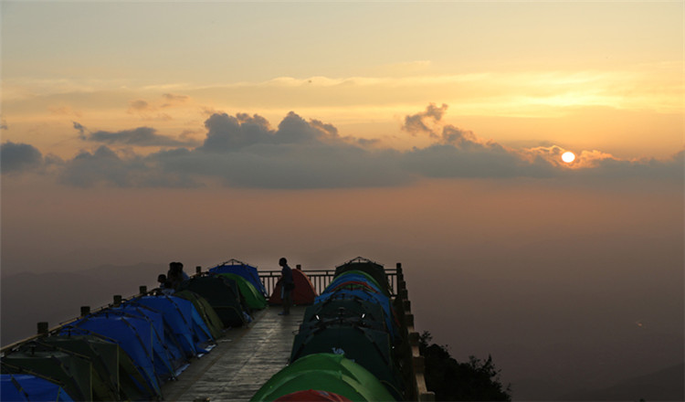 说明 费用包含 1,八台山风景区门票 景区内双程交通车(上下山交通)