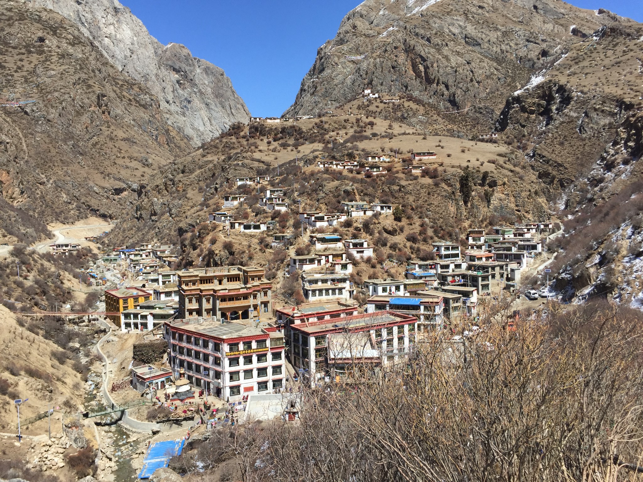 德仲温泉位于墨竹工卡县门巴乡德仲村,温泉坐落在一处山坳里,身后是