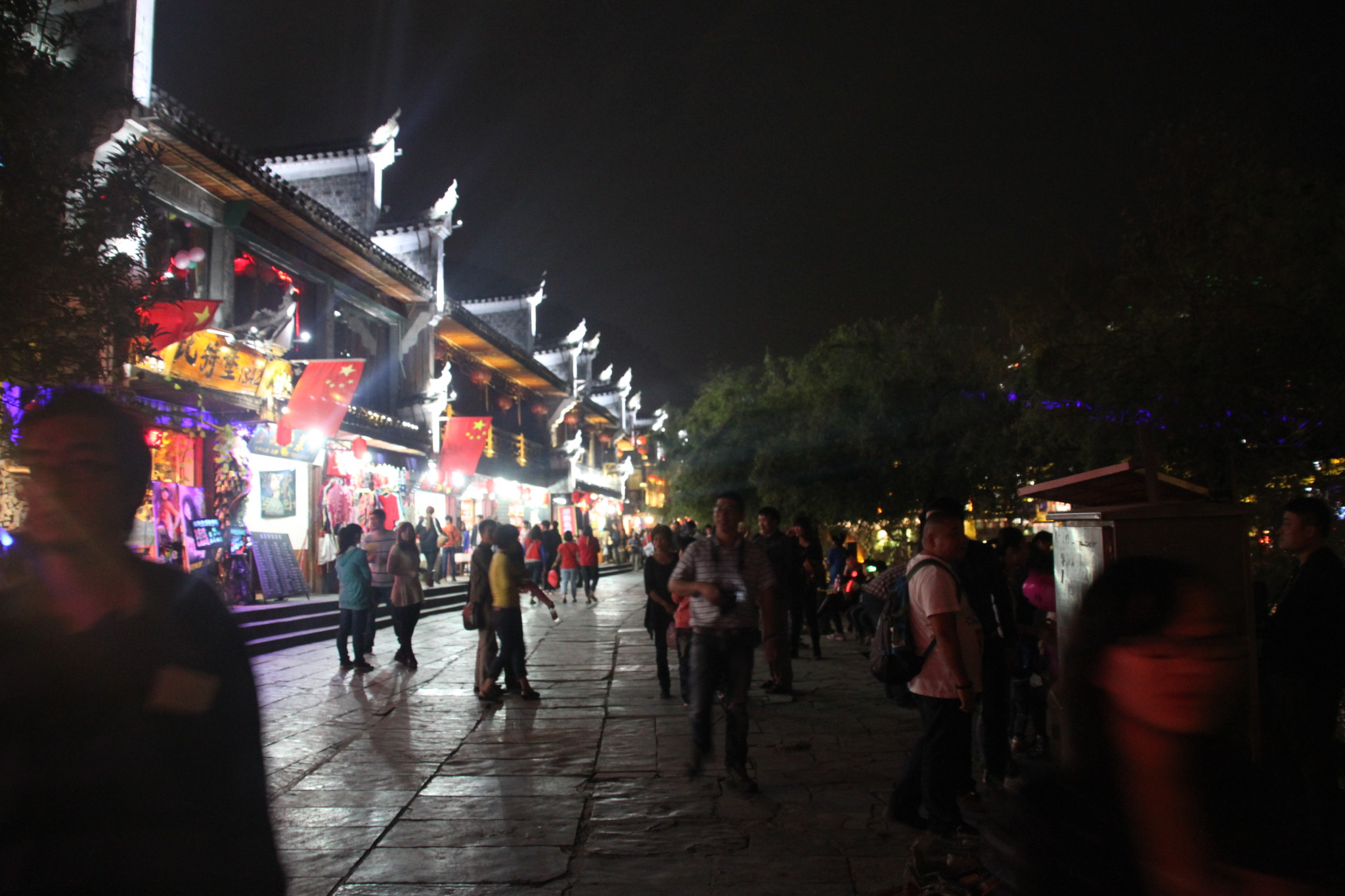 凤凰古城周边旅游景点_凤凰古城旅游收入(2)