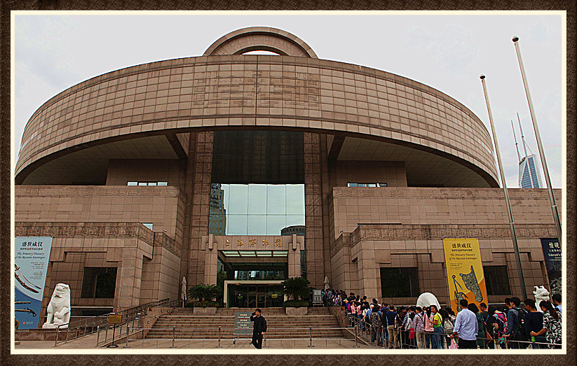 上海博物馆正门,排队进场.