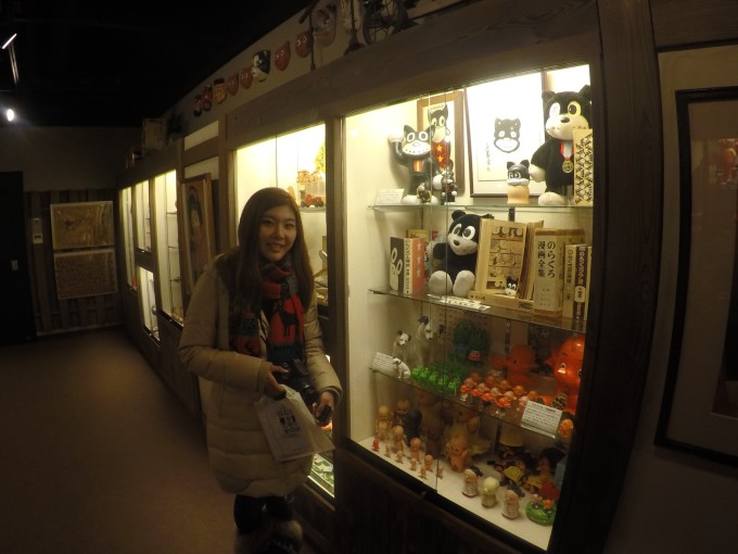 啦啦啦,我们到了新千岁机场 先办理了北海道JR线四天通用卷,就是一种类似于中国高铁的交通工具叫JR,四天随便坐,虽然我们在北海道呆九天,不过最终算下来要坐车的只有6天,但是有两天路程太短 不值得买5日卷或7日卷,这个是我老公定的,如果我没记错 JR线的通用卷应该是3日,5日和7日,4日卷是一种特殊的卷。。。根据自己所需定卷。 新千岁机场的jR外语服务人员20点下班,我们取完行李到那都八点半了,所以就只能各种指指点点的跟日本工作人员交流,这个JR线可以办理指定席,因为有的路程很远,最远要坐5个小时的车,不办