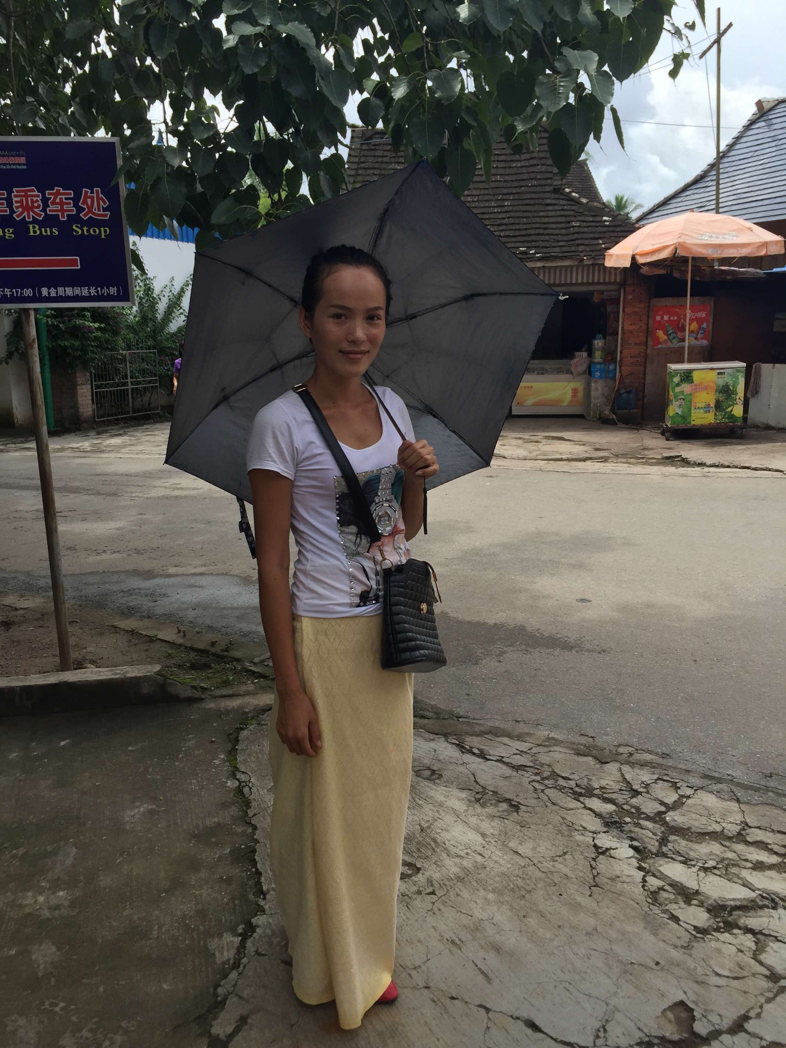 美丽的傣族女子小玉,午饭就在她家吃滴