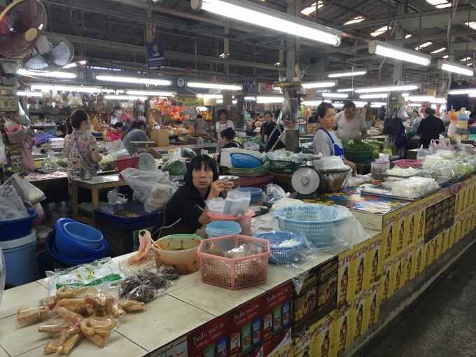 --> 泰国,这个美丽、热辣、性价比超高的国家,我是第三次踏上旅途,第一次是和大学同学们一起逛苏梅,第二次是带一家老家耍普吉,当然每次都在曼谷中转了的,以前都是提前很久抢的亚航的机票,而且几乎都是重庆飞(木办法,谁叫伦家贪便宜,另外每人7公斤的行李硬是每次都搞得我头痛。。。)这一次虽然不是今天说明天走,但是也只是提前了十几天预定,所以强烈的推荐去哪儿,去哪儿几乎给你搜索到的机票各种比价,最后定的春秋航空成都往返曼谷的,白班机,一人1060RMB貌似,关键的关键是行李是15kg内免费托运啊免费!这个时候定