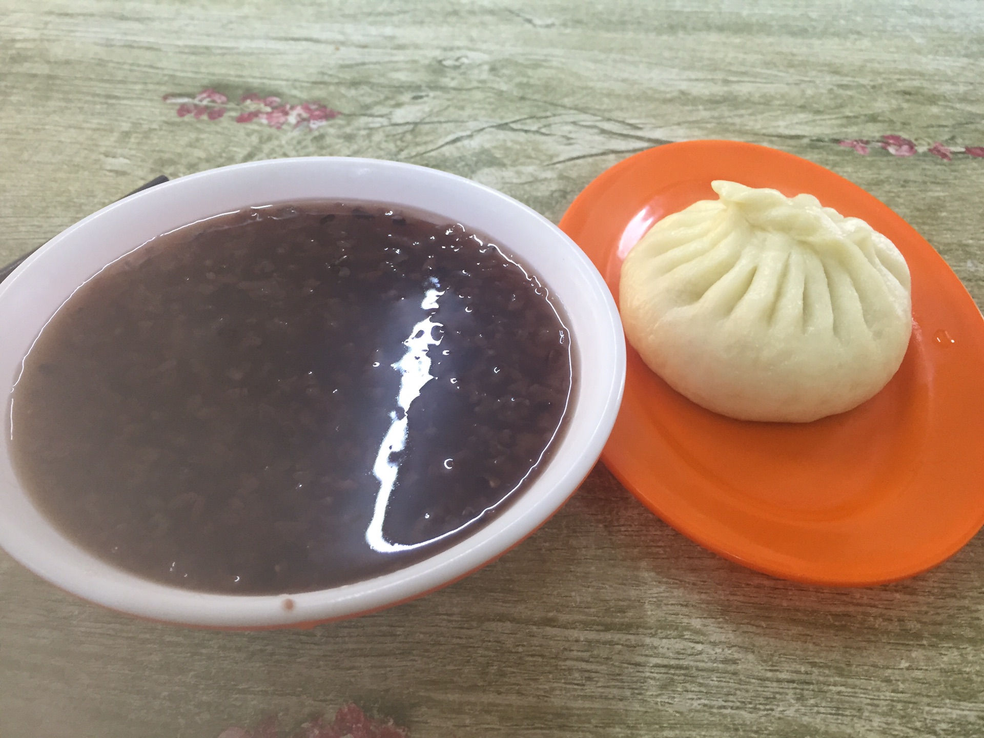 哈尔滨的第一顿早餐,黑米粥配肉包子.