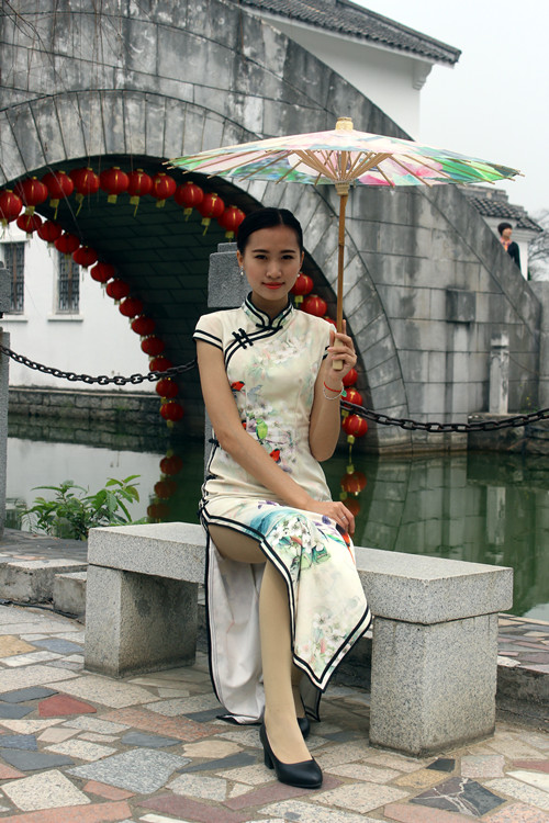 园内随处可见旗袍美女,油纸伞,旗袍,江南水乡,俨然一幅美景.
