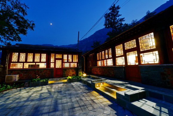 【住】 1号院,隐匿在谷地最深处,丝毫不会有人打扰,静谧空旷 房型:五居,可容纳10大5小 2号院,院中的杏树、李树透过围墙,静静地看着来往人们。 房型:四居,可容纳8大4小 3号院,一近院门,是欧式的喷泉水景池,后面是一照壁,中西合璧的风格做的恰到好处。 房型:三居,可容纳6大3小 4号院,村口河岸山坡上第一个院子落,树枝做的栅栏,稀疏的竹子搀扶着香椿。
