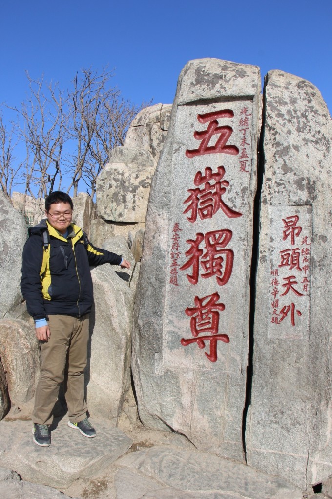 三大建筑群。岱庙是一处城墙式仿皇宫建筑群,是道教神府。历史悠久。始建于秦朝,汉代对它进行了扩建,到了唐代的时候已经殿阁林立,金碧辉煌。到了北宋真宗大中祥符二年,1009年再次大规模扩建,当时共有各类建筑813间,金代时部分建筑被毁,元代又增筑,明嘉靖二十六年,1547年,庙内大部分建筑遭到焚毁,清代再次修缮。现在庙周长1500多米,庙内各类古建筑186间,其中岱庙主殿天贶殿与