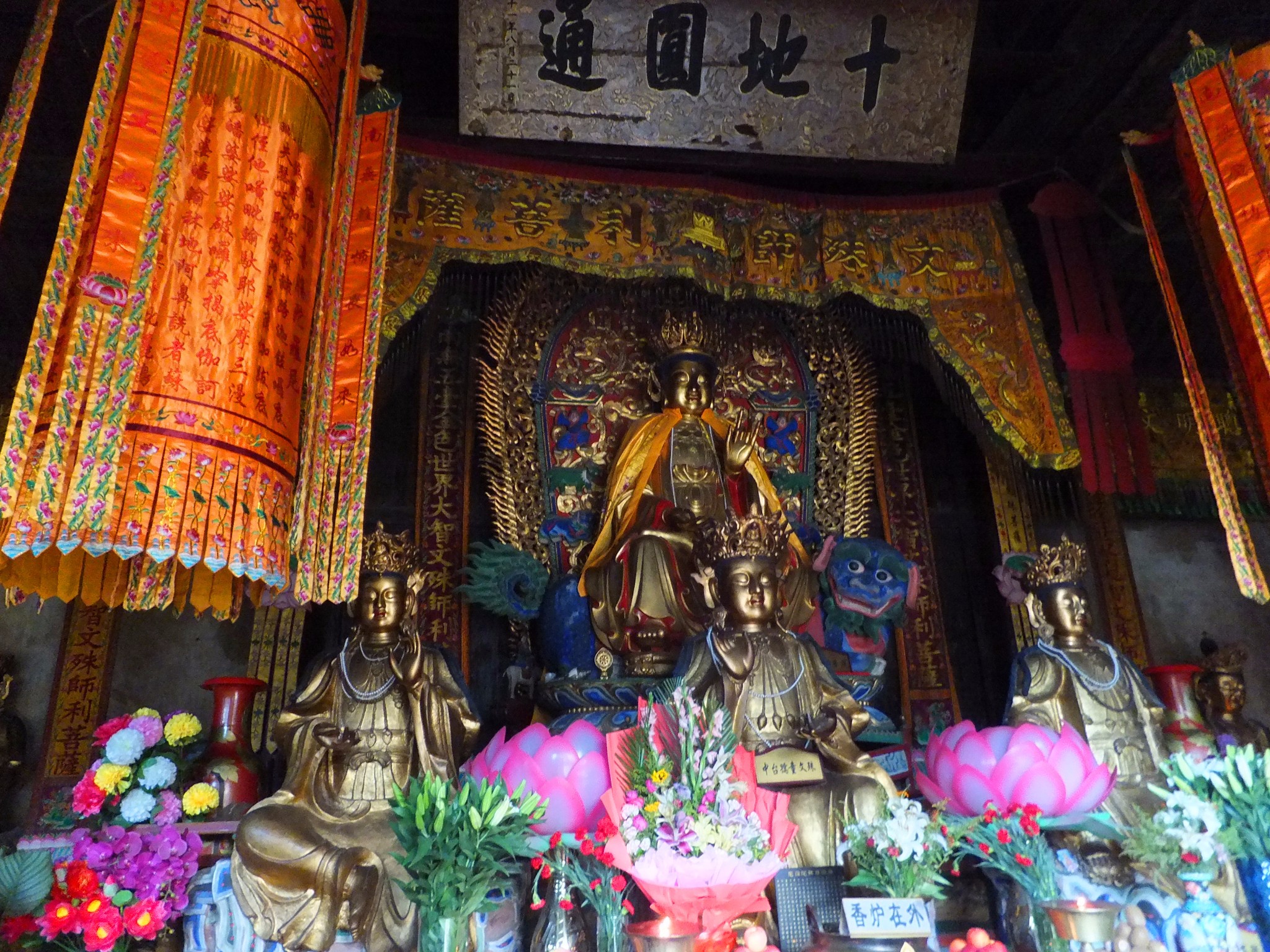 大文殊殿内六尊文殊菩萨的塑像造型各自不同,可以说是五台山文殊像的