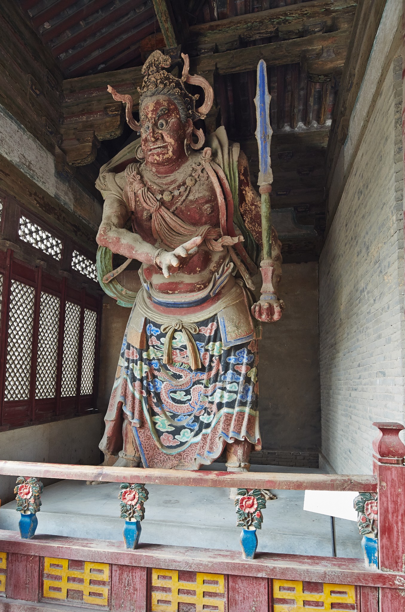 与其它寺庙不同山门中是哼哈二将传统的四大天王画成壁画上墙了,这