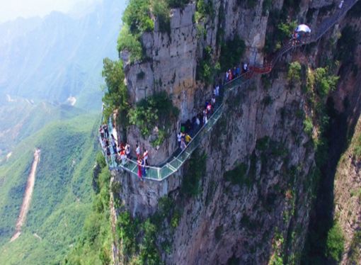 坐景区环保车抵达园区,参观潭瀑峡、泉瀑峡、猕猴谷景区。在云台山风景画廊里,潭瀑峡(小寨沟)是大自然的杰作。它三步一泉、五步一瀑、十步一潭,呈现出千变万化的飞瀑、走泉、彩潭和山石景观,故得雅号:潭瀑川;泉瀑峡(老潭沟)总长约3公里,两岸高峰耸立,气势恢宏。沟里奇石、山泉、花香、飞瀑组成沟谷交响曲。沟的尽端是落差314米,雄冠九州的全国高大瀑布--云台天瀑。远远望去,只见它上吻蓝天,下蹈石坪,犹如擎天玉柱。吼声震耳、地裂天崩,十分壮观。此外,还有五老峰、路功、七品芝麻官、仙渡、孔雀泉、