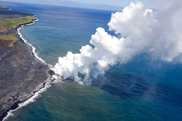 夏威夷火山大岛直升机探险之旅火山瀑布沙滩热带雨林视角震撼