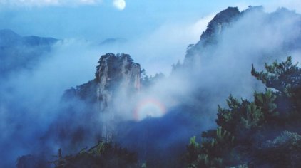青云栈道位于海拔约1500米的明月山山顶,是中国最险的七大悬空栈道之