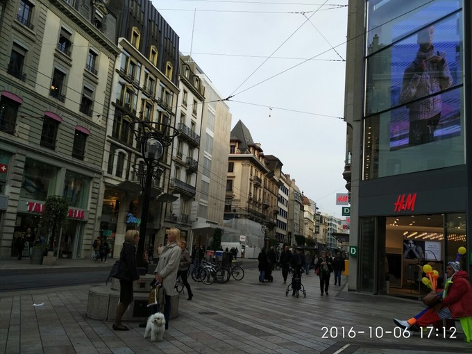 日内瓦老城区街景,这里不仅云集世界顶级的钟表珠宝专营店,也林立着各