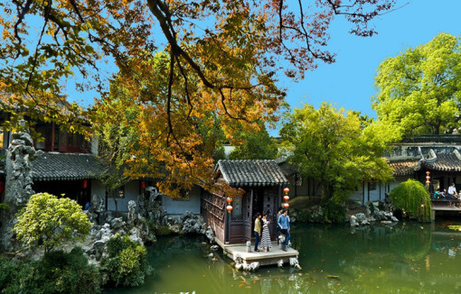 5:006:10早南京主城区内任何地方接团,接站后于6:20南京新庄国展中心门口乘车前往湖州。(车程约3小时) 约10:00赠送游览【南浔古镇】(门票100元/人已含,游览时间约1小时,此景点为免费赠送,任何证件不再使用)江南六大古镇之一,充满着浓郁的历史文化底蕴和灵气。拥有小莲庄、嘉业堂藏书楼、独具江南风情的明清古建筑群百间楼等一批历史遗存;行走于古镇细长的石板路,感受百间楼无穷的古朴与温美,让人沉醉其中。 约11:00午餐时间(用餐费用自理,约30分钟)。餐后出发前往杭州(车程约2小时); 约13