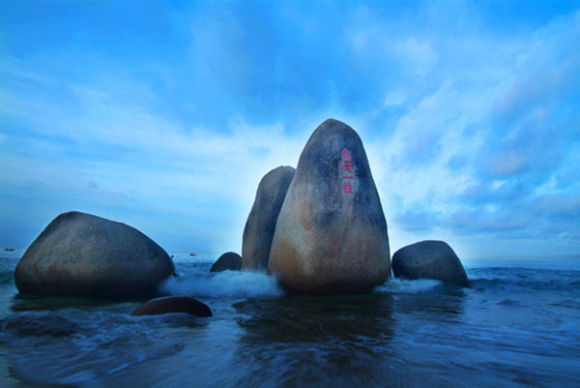 景区特色: 1. 天之涯,海之角,千百年来演绎着海枯石烂的浪漫爱情故事; 2. 有着“来了三亚,没去天涯海角,等于没来三亚”之说, 3. 每年举办天涯海角国际婚庆节,已称为情侣海誓山盟之地。 天涯海角在人们心中,就是海南的代名词。这里碧水蓝天一色,奇石林立,刻有“天涯”、“海角”、“南天一柱”和“海判南天”的巨石雄峙海滨。 ”日月石“两石构成“心&