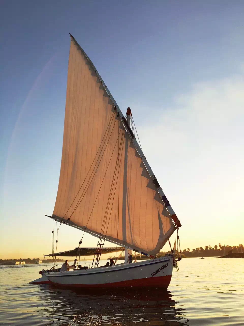 除了热气球,在卢克索不可错过的体验,就是在尼罗河坐三帜帆看日落.