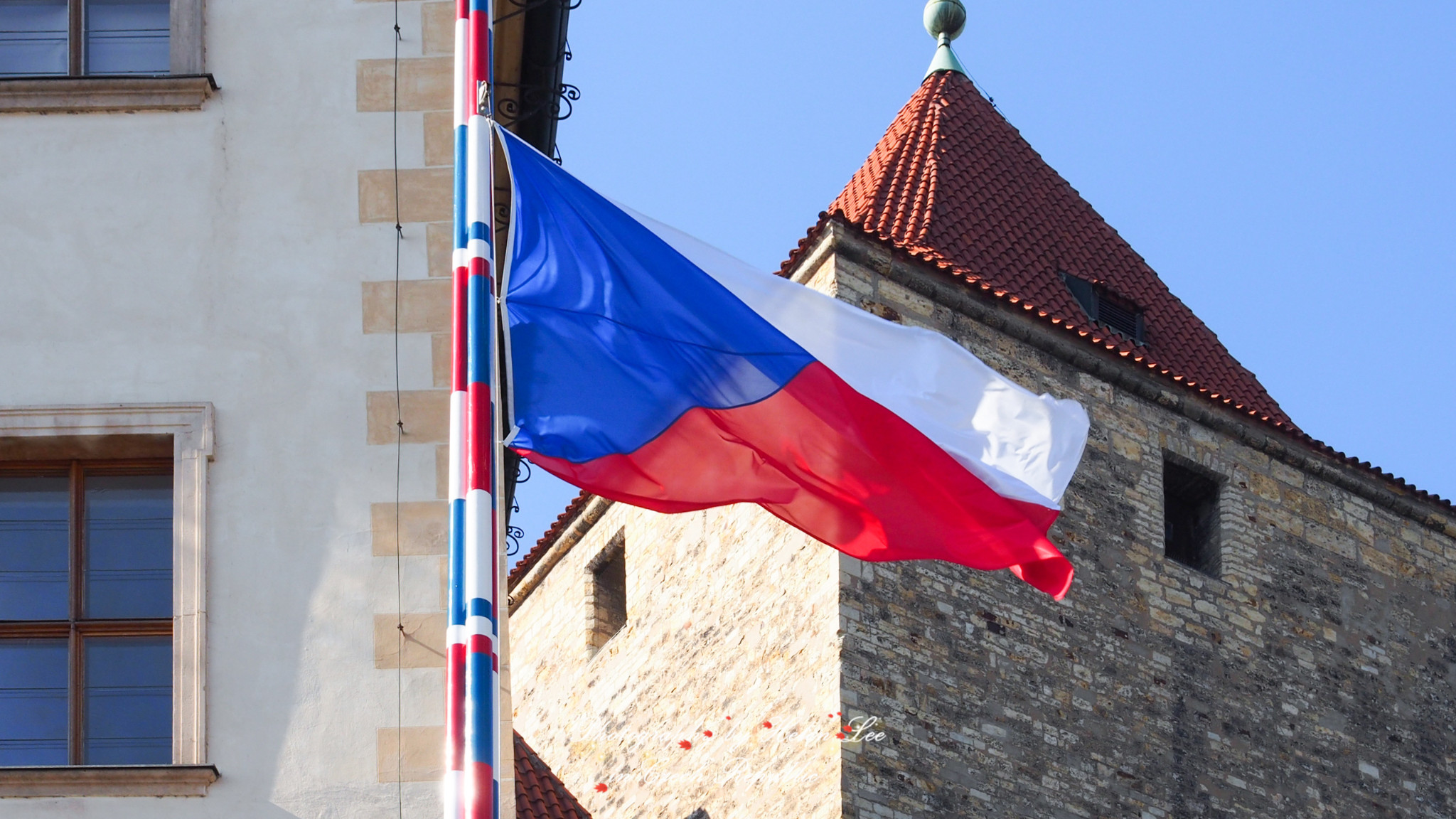 告别人满为患的黄金巷,沿着石子路走下去,抬头就能望见巨大的捷克国旗