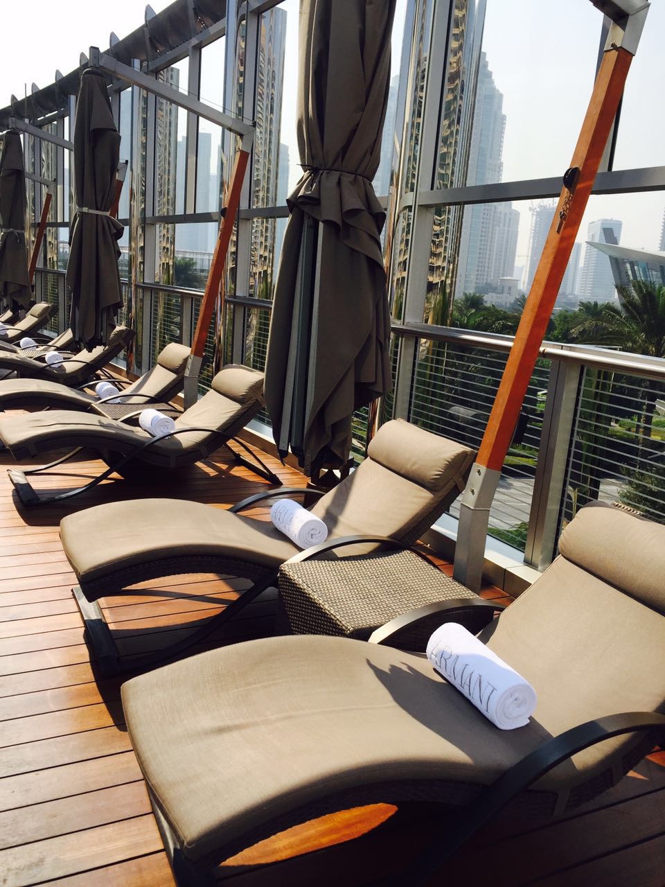 为了跳伞去迪拜!