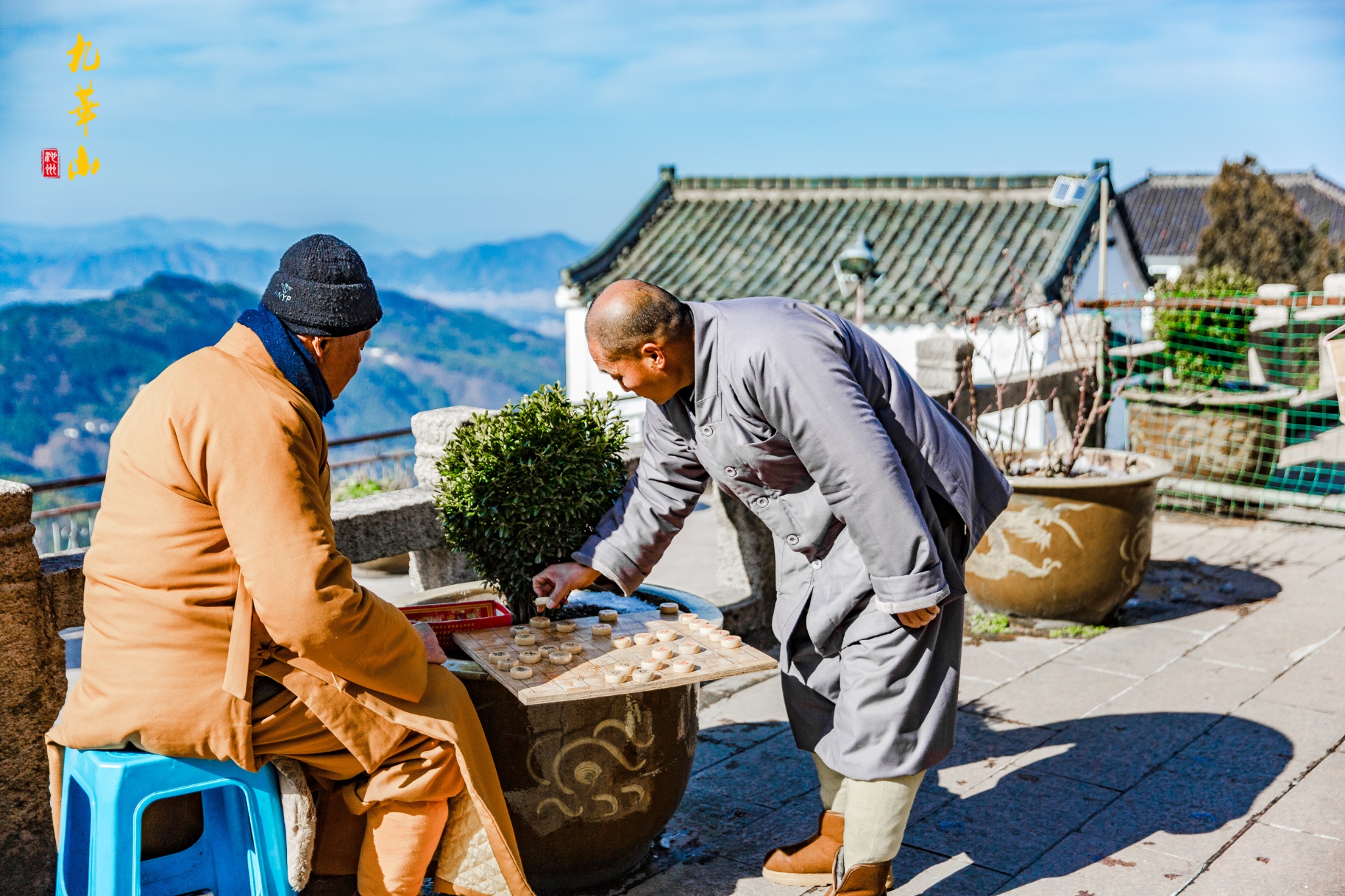 临走前,看到两个僧人在广场上下棋,在人来人往十分吵杂的环境中,这