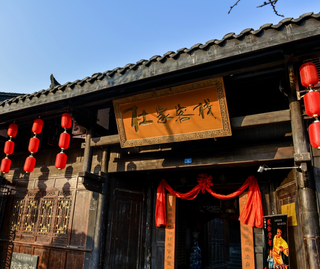 著名的有张家大院,马家大院,蒲家大院,孔子第七十六代孙的孔家大院等