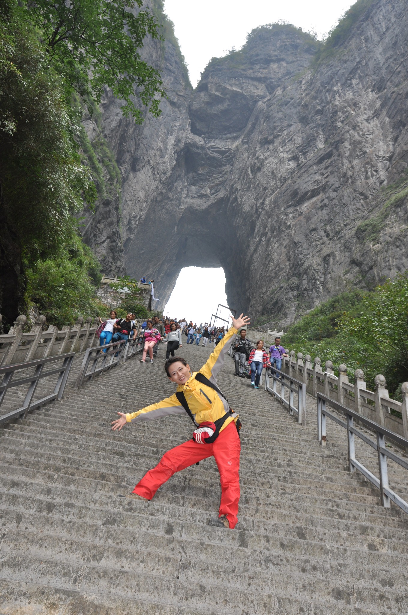 中心,天门洞是这通天的唯一门户,跨过"天门坎"经过天门洞可直达天堂