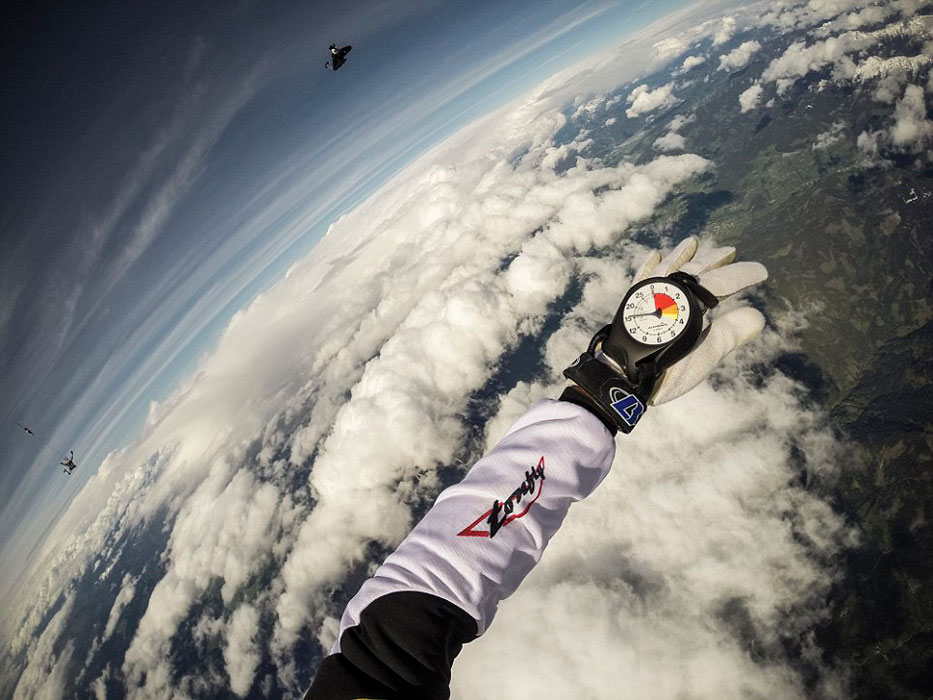 万米跳伞挑战极限,法国80后挑战极限跳伞万米高空秀俯冲
