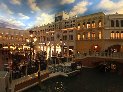 塞班岛赌场酒店外观，昔日豪华建筑如今显得萧条