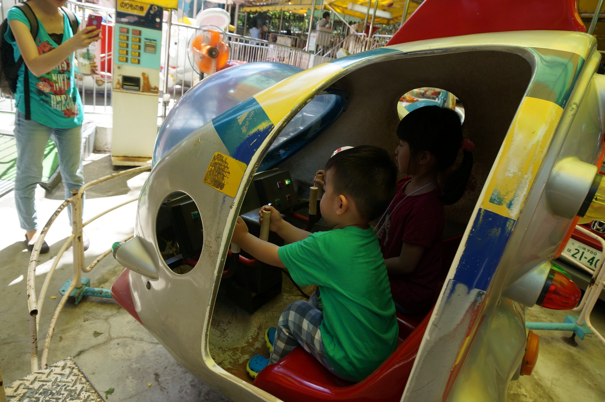 原本计划去上野动物园,后来看到附近有个乐园,小朋友叫着想去,就