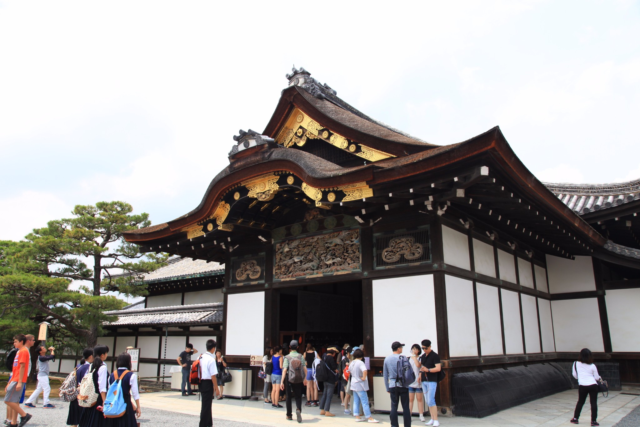 石坂两侧充满古老风韵的日式建筑,有许多和风浓郁的土特产商店可以逛